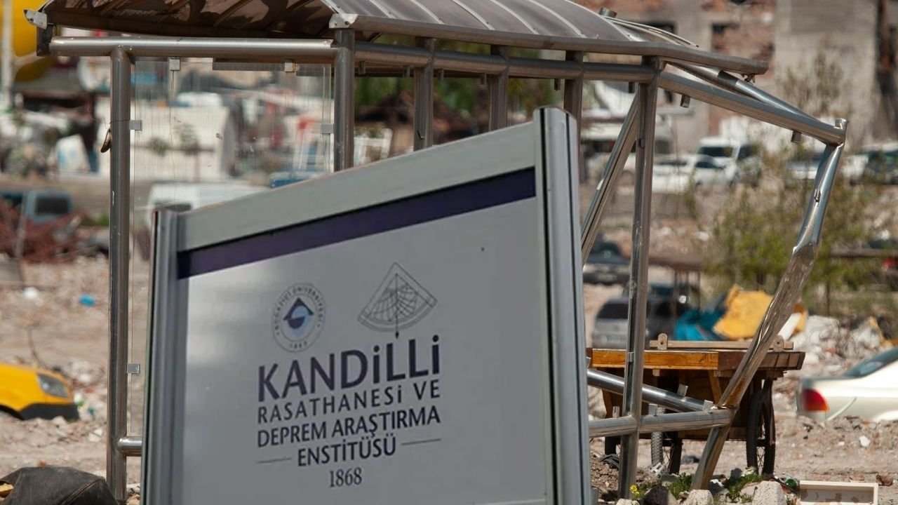 Az Önce Deprem mi Oldu