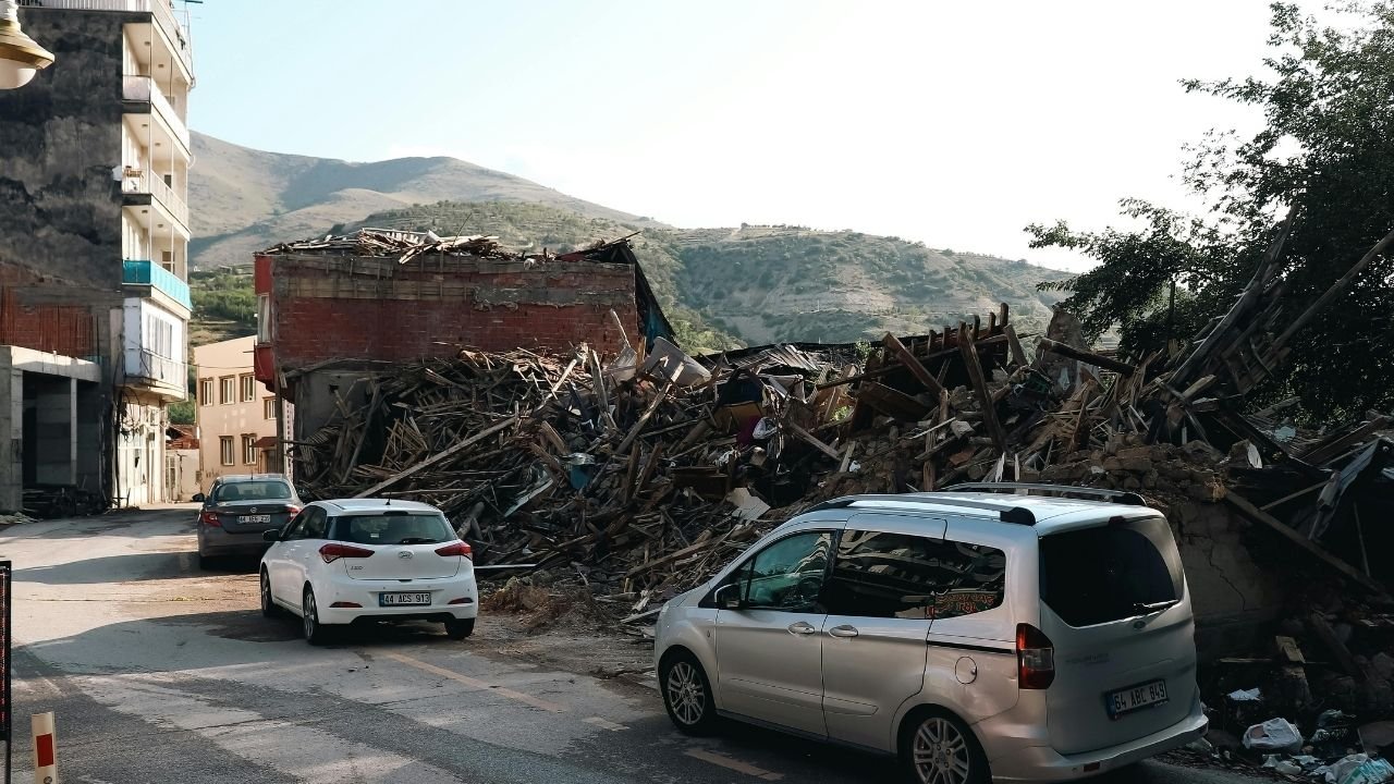 Az Önce Deprem mi Oldu
