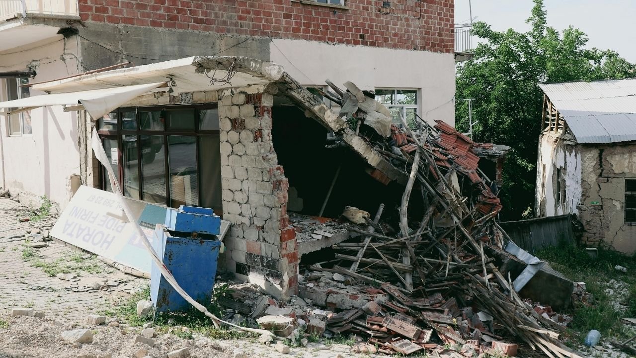 Az Önce Deprem mi Oldu